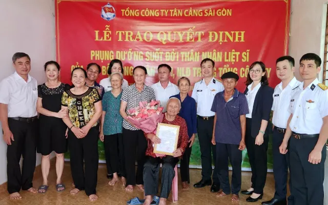TAN CANG SAI GON CORPORATION HONORS REVOLUTIONARY CONTRIBUTORS