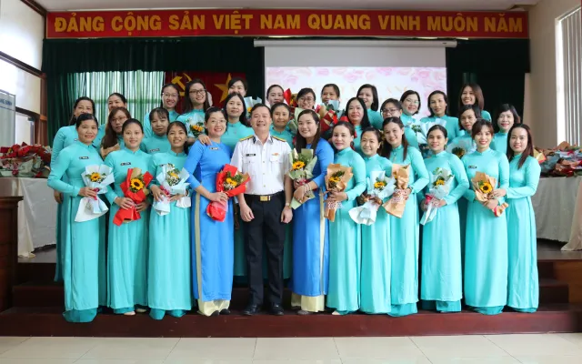 Tan Cang Long Binh ICD Holds Gathering to Mark the 92nd Anniversary of the Founding of the Vietnam Women's Union
