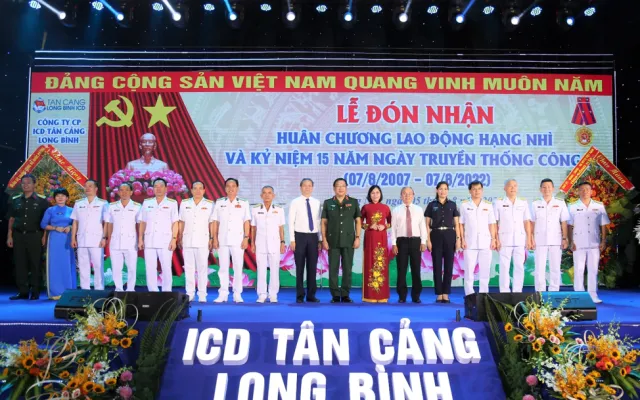 Tan Cang – Long Binh ICD Holds Ceremony to Receive the Second-Class Labor Medal and Celebrate the Company's 15th Anniversary
